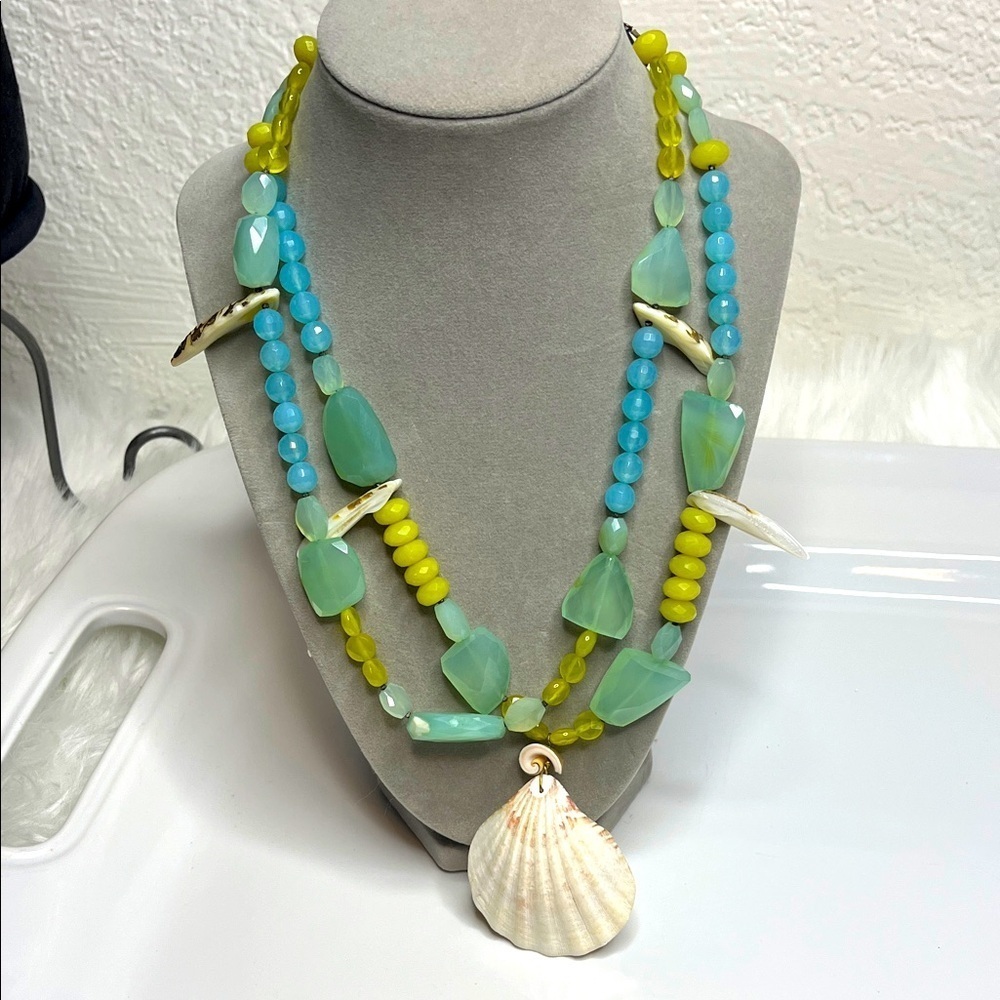 Elegant Multicolor Shell Necklace - Picture 1 of 11